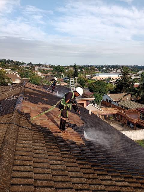 Team Pressure Cleaning at Height